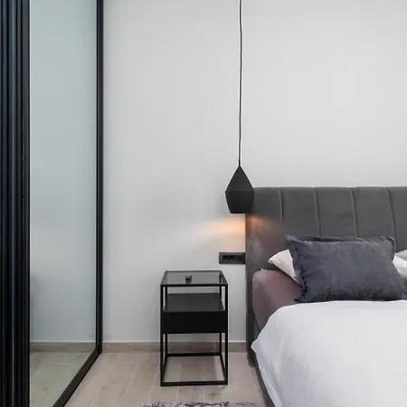 Luxury Flat Antonia شقة *